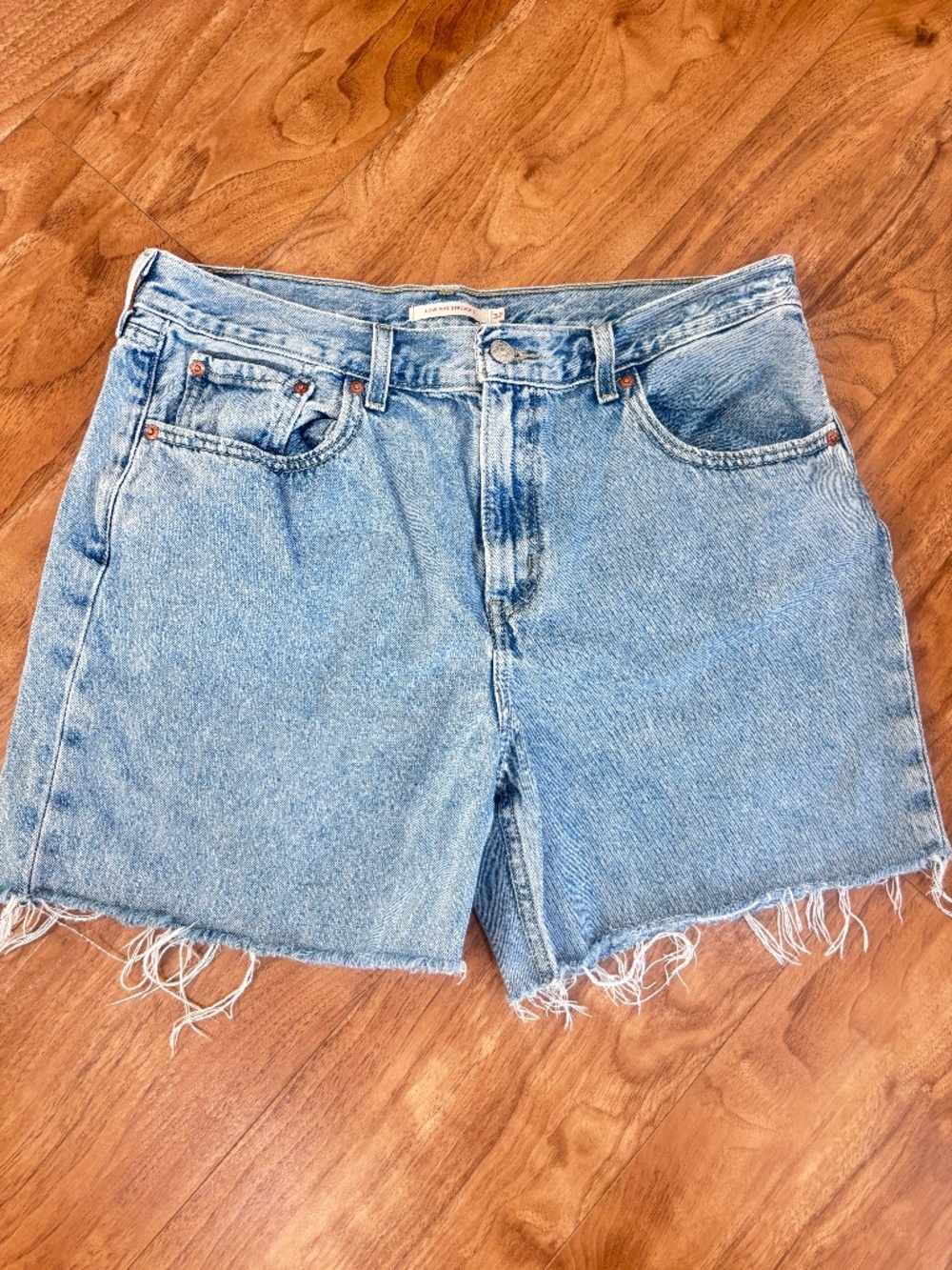 Levi’s Low Pro Straight Denim Cutoff Shorts Light Wash Raw Frayed Hem 32